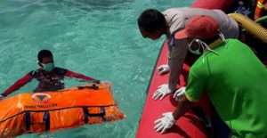 TIM RESCUE MENEMUKAN JENASAH KORBAN KEBAKARAN KAPAL ZAHRO EXPRESS