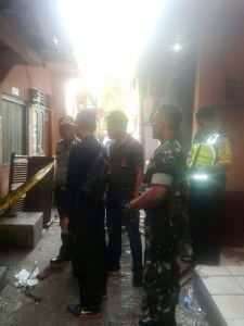 Babinsa Kelurahan Angke Bantu Korban Kebakaran