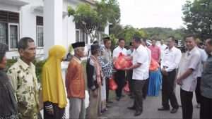 Pemkab Bungo Menyantuni Masyarakat Miskin dan Meletakan Batu Pertama Gedung BKAD