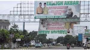 Diterjang Angin Kencang, Baliho Pemkab Bungo Mengancam Keselamatan Pengguna Jalan