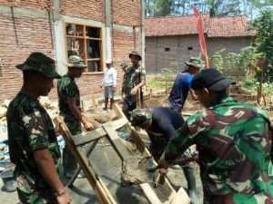 SATGAS TMMD KE-101 KODIM 0807/TULUNGAGUNG BANGUN MUSHOLA UNTUK WARGA