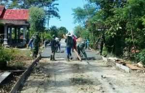 SATGAS TMMD KE-101, PRAJAURIT KODIM 0807/TULUNGAGUNG BERSAMA WARGA SEDANG MENGECOR JALAN DI DUSUN WONOSARI