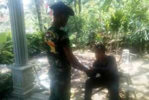 ANGGOTA SATGAS TMMD KE-101 KODIM 0807/TA  MAKAN SIANG BERSAMA WARGA