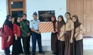 TUMBUHKAN KECINTAAN TERHADAP TNI, SISWA-SISWI SMP N 77 JAKPUS KUNJUNGI LANUD HALIM PERDANAKUSUMA