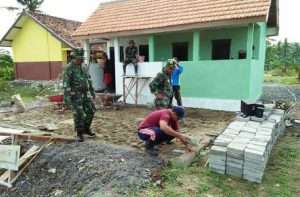 BENTUK KEPEDULIAN TNI, SATGAS TMMD KE-101 KODIM 0807/TULUNGAGUNG BANGUN MCK UMUM DI DUSUN ORO-ORO OMBO