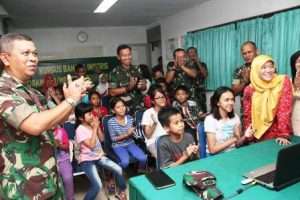 DANDIM 0501/JP BS BERSAMA ANAK-ANAK TIDAK MAMPU PESERTA KURSUS BHS INGGRIS TELECONFERENCE DENGAN PANGDAM JAYA