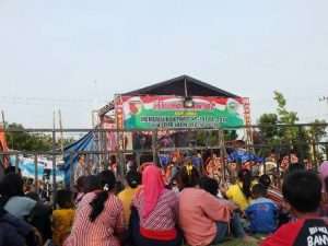 SATGAS TMMD KE-101 NGANJUK GELAR HIBURAN RAKYAT SENI JARAN KEPANG UNTUK MASYARAKAT NGLUYU