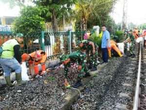 KORAMIL 08/JOHAR BARU LAKSANAKAN KARYA BHAKTI DI AREA STASIUN SENTIONG