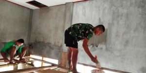 SATGAS TMMD KE 101 PASANG KERAMIK TEMPAT WUDHU MUSHOLA DI SONGBOLONG