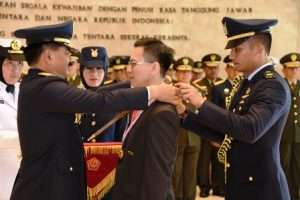 PANGLIMA TNI SEMATKAN BINTANG JALASENA UTAMA KEPADA MANTAN KASAL SINGAPURA