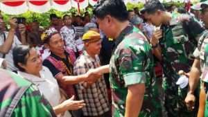 PANGLIMA TNI SILAHTURAHMI DENGAN MASYARAKAT PERBATASAN DI ENTIKONG