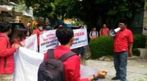 AKSI MAHASISWA UTA ’45 DI KANTOR PUSAT LAM-PT.KES MENUNTUT TRANSPARANSI YANG BERKEADILAN