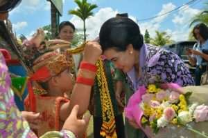 KETUA UMUM DHARMA PERTIWI TINJAU TIGA SEKOLAH TINGKAT TAMAN KANAK-KANAK DI WILAYAH KALIMANTAN BARAT