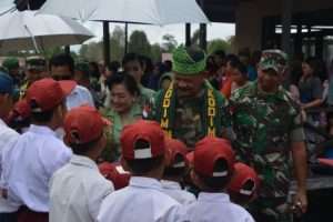 PANGLIMA KODAM XII/TANJUNGPURA LAKUKAN KUNJUNGAN KERJA KE WILAYAH PERBATASAN INDONESIA-MALAYSIA