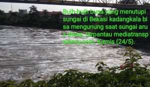 DINILAI KURANG SERIUS PENANGANANNYA, BUIH BUSA MENUTUPI SUNGAI BEKASI