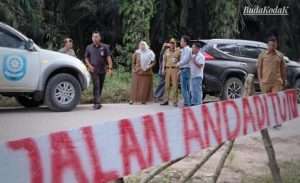 BUPATI Hj. MASNAH BUSRO TINJAU PEMBANGUNAN INFRASTRUKTUR JALAN SUNGAI BAHAR