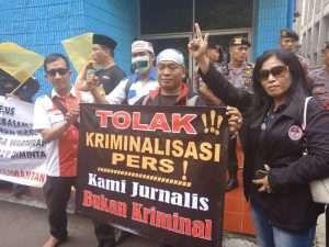 RATUSAN WARTAWAN GERUDUK GEDUNG DEWAN PERS MENUNTUT BUBARKAN KRONI KRONI DEWAN PERS