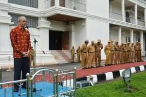PEMPROV BERIKAN PENGHARGAAAN BAGI PENGABDIAN IR.HUSNI DJAMAL