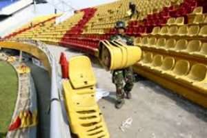 PRAJURIT KODAM II/SWJ PERBAIKI KURSI STADION GSJ