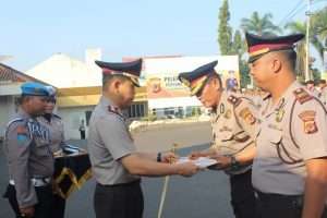 KAPOLRES SUKABUMI KOTA BERIKAN REWARD KEPADA 7 POLISI BERPRESTASI