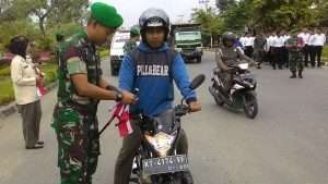 KODIM 0913/PPU BAGIKAN BENDERA MERAH PUTIH KEPADA PENGENDARA MENYAMBUT HUT RI KE 73