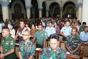 UMAT KATOLIK TNI-POLRI GELAR MISA SYUKUR HUT RI KE-73 DI GEREJA KATEDRAL