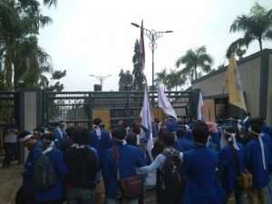 KANTOR DPRD DI ‘GRUDUK’ AMPI BEKASI, TERKAIT AKSI TANGAP ‘KRISIS EKONOMI INDONESIA’