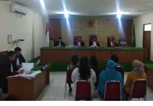 SIDANG ARISOL “MAMA YONA”, DIPADATI PENGUNJUNG YANG JADI KORBANNYA