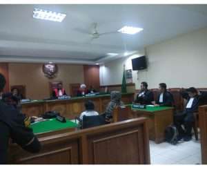 DIGANJAR 8 BULAN PENJARA, NENEK “STROKE” HANYA TERDIAM, RUANG SIDANG HENING PENUH HARU