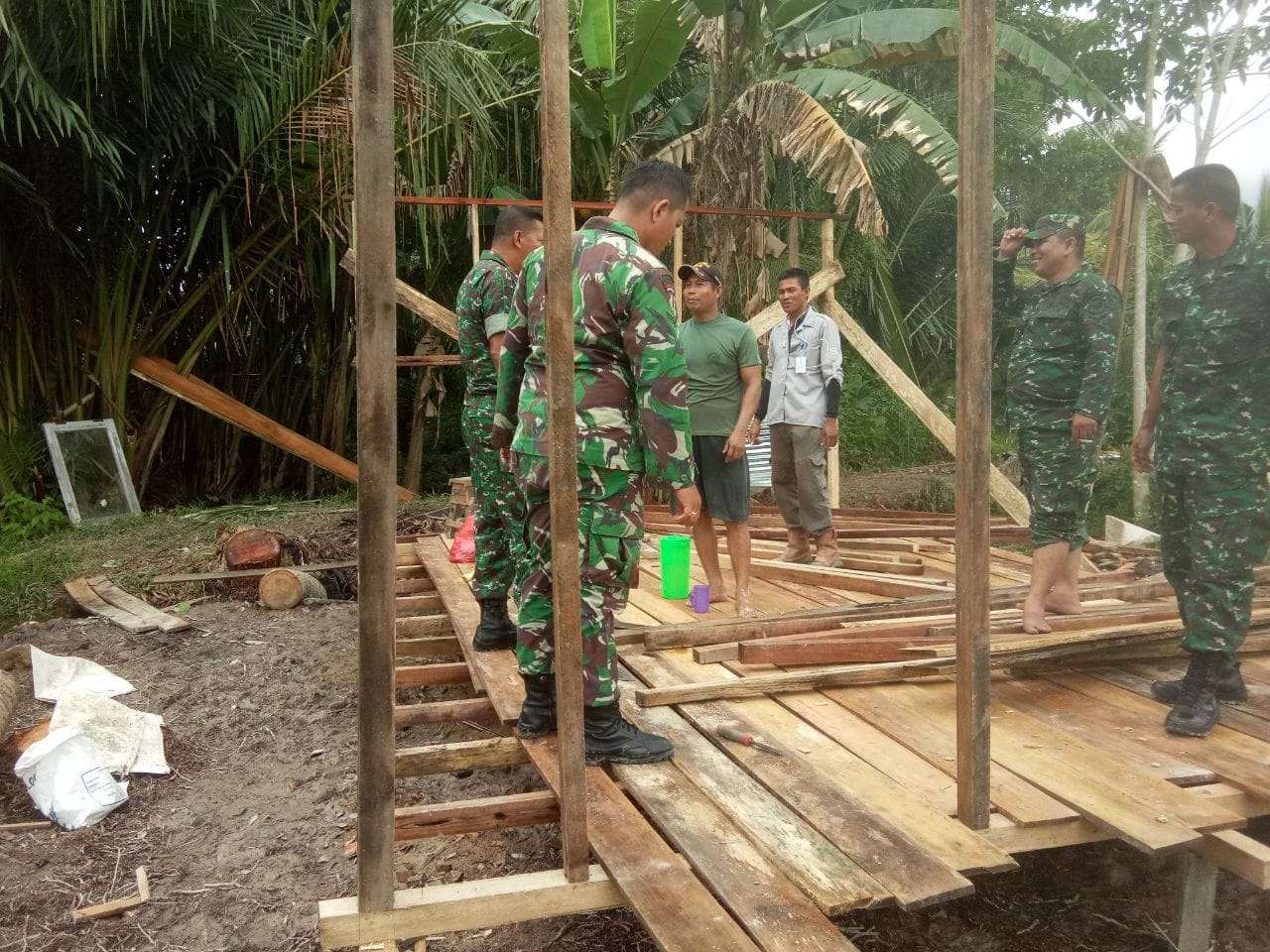 Koramil Sungai Kunyit Dirikan Rumah Warga Tidak Mampu