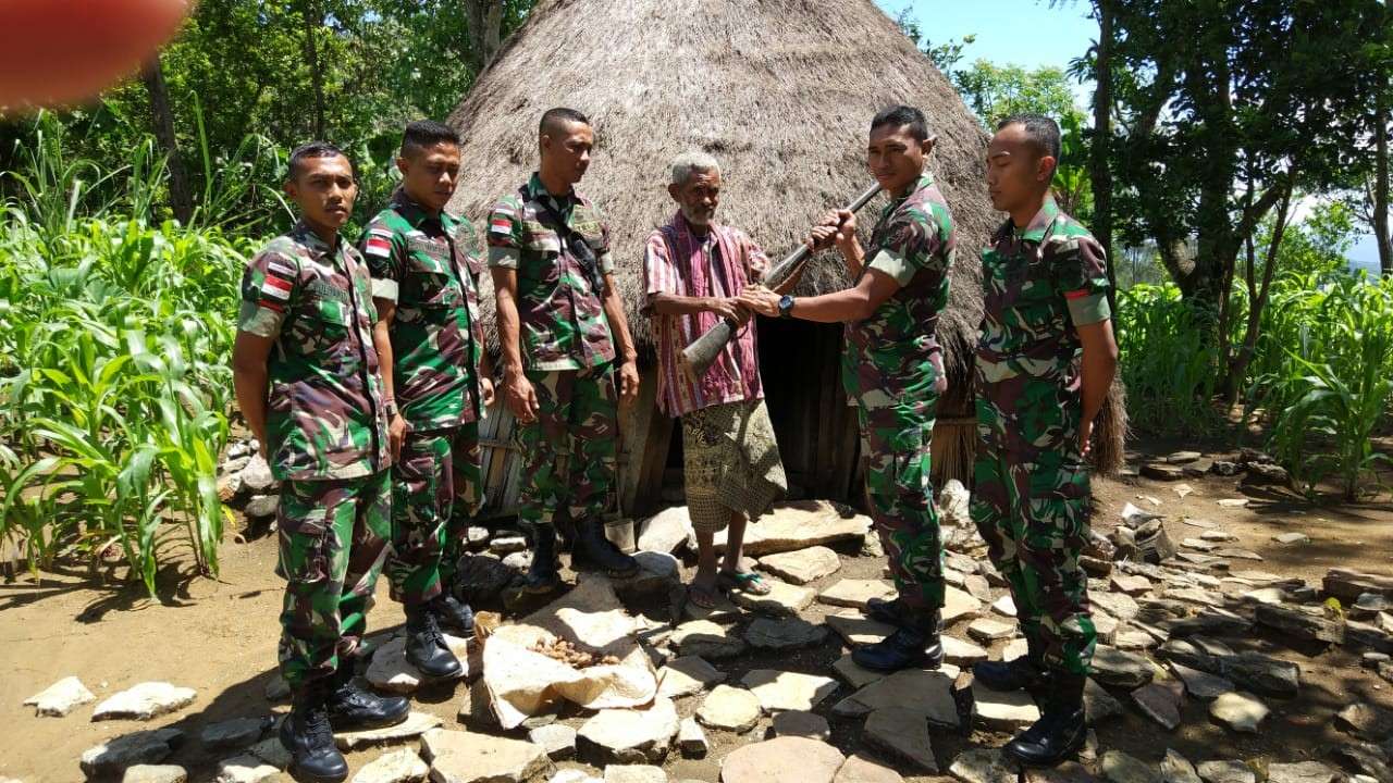 Berdayakan Anjangsana, Satgas Yonif Mekanis 741/GN Terima Tiga Pucuk Senpi dan Munisi