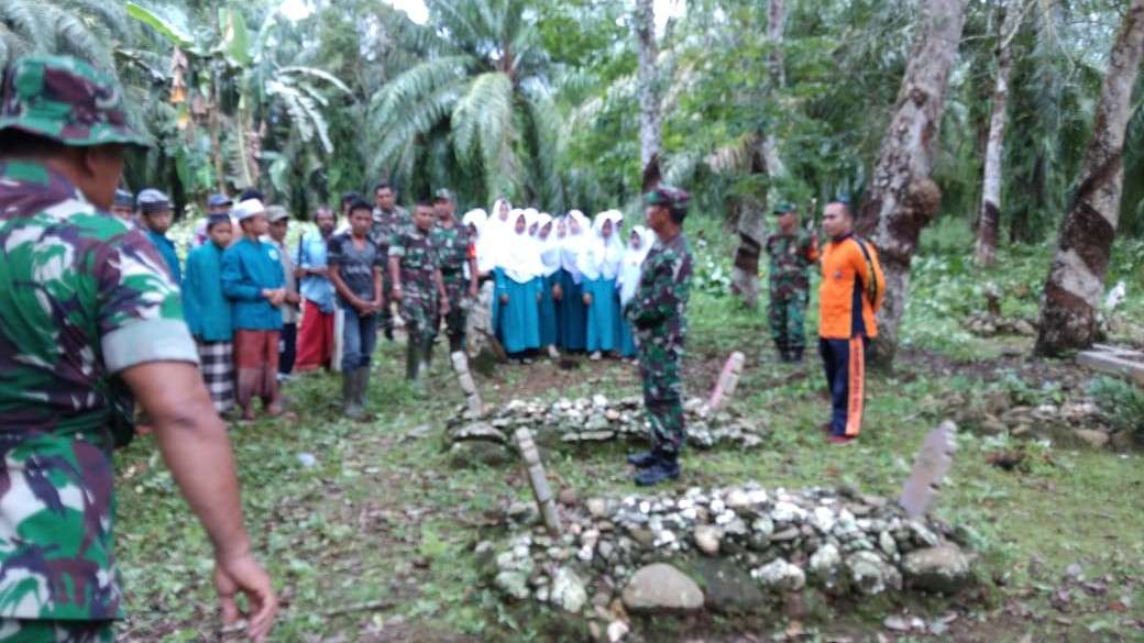 Peduli Kebersihan TPU, Danramil 08/Barumun dan Bhabinkamtibmas Barumun Selatan Ajak Santri Bersihkan Makam