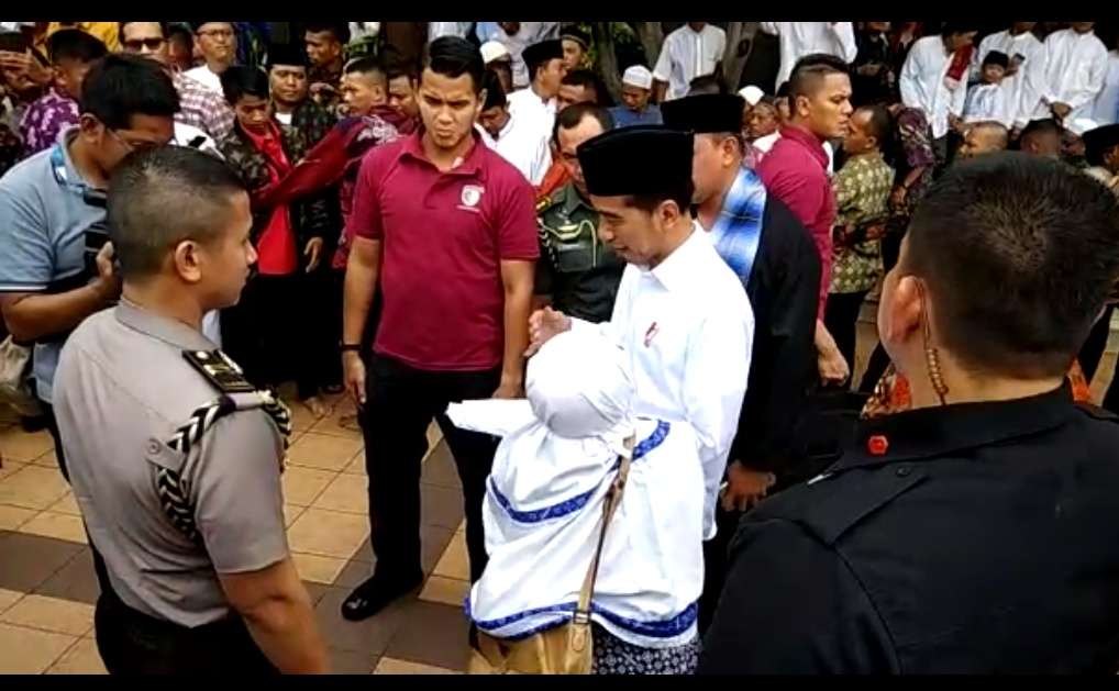 Presiden Jokowi Menerima Pengaduan Nenek Sri Polemik ‘Pos Onegate’ SBS Harapan Jaya Bekasi