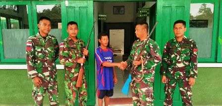 Simpati Pada Satgas Pamtas, Cristian Serahkan Senpi Miliknya