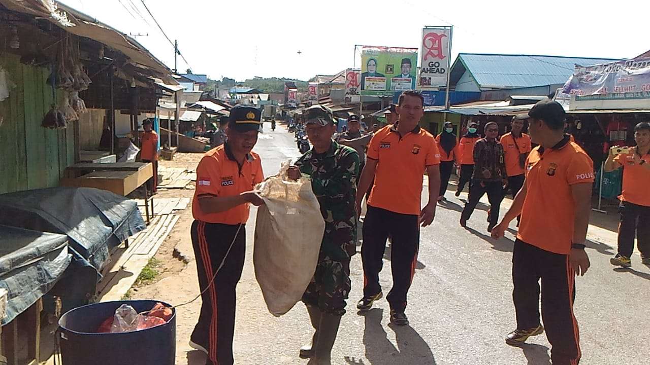 Peringati hari Sampah, Koramil 05/ Dolok Sanggul ajak warga pungut sampah