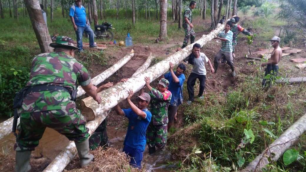 Tingkatkan solidaritas, bersama warga, Babinsa Koramil 09/Sosa gotong-royong bangun jembatan