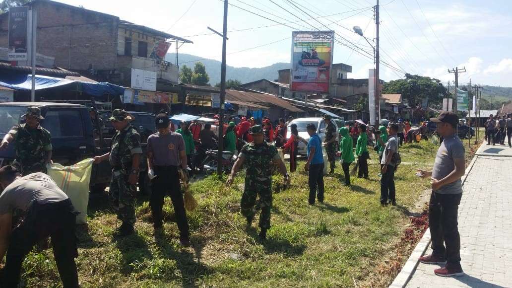 Kodim 0206/Dairi bersama Polres dan Pemkab Pakpak Bharat bersama masyarakat peringati hari Peduli Sampah Nasional