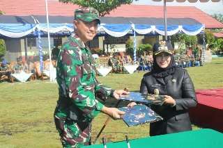 Penyerahan Skop Sebagai Isyarat Dimulainya TMMD Ke-104