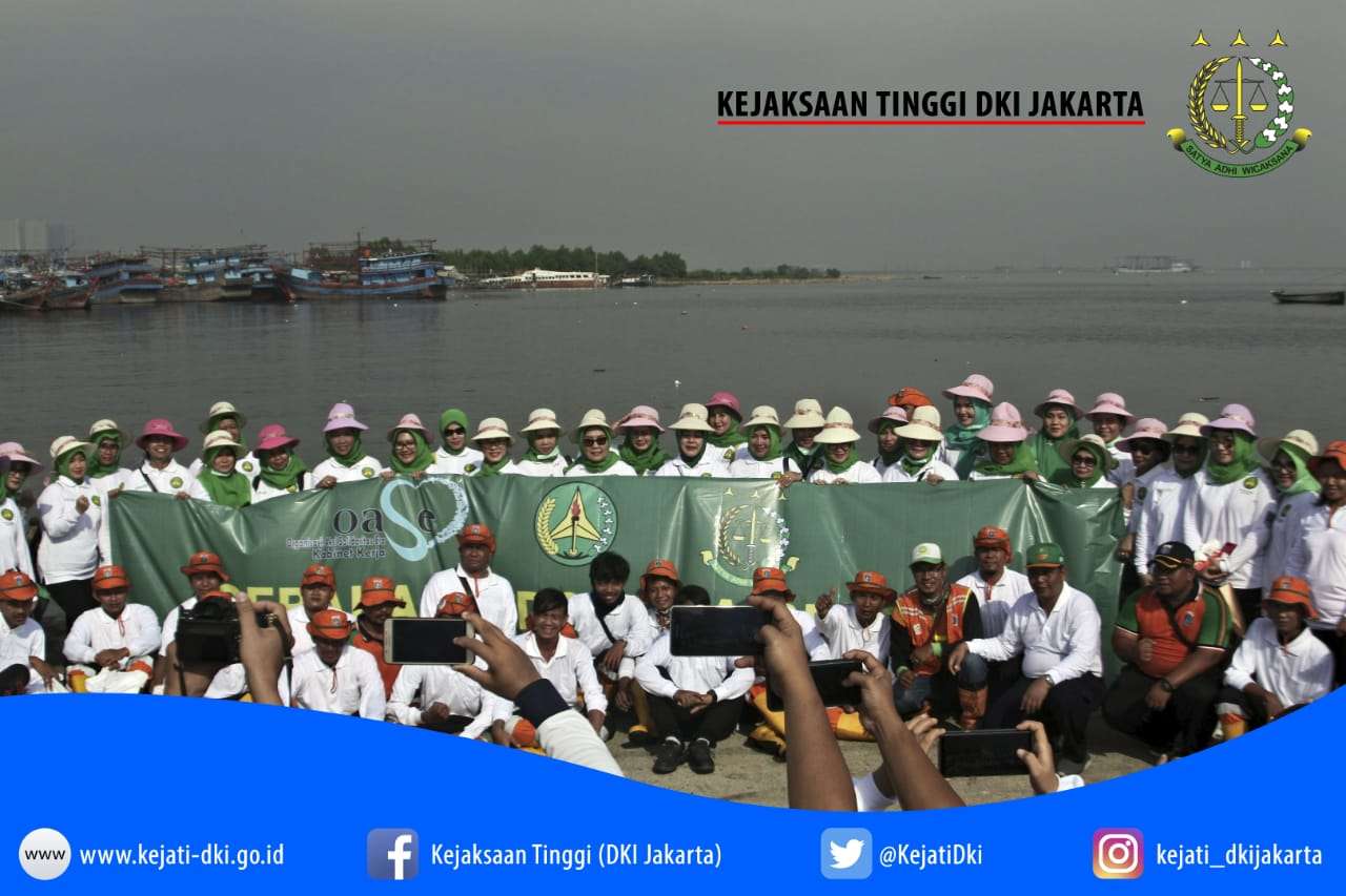 Ikatan Adhyaksa Dharmakarini Pusat dan Wilayah Kejati DKI Laksanakan Gerakan Indonesia Bersih