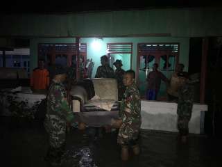 Yonif R 631/Atg Bantu Evakuasi Korban Banjir di Desa Sungai Hijau