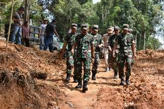 Pangdam XII/Tpr Tinjau Karya Bakti di Desa Batu Lapis Kab.Ketapang