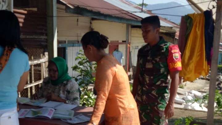Babinsa Koramil 04/Tigalingga berpartisipasi di Posyandu, Dukung Polio di Desa Binaan