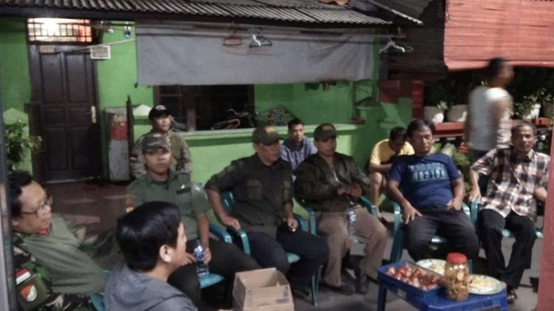 Babinsa Koramil 03/GP Bersama Mitra Jaya Sambangi Warga Sedang Ronda