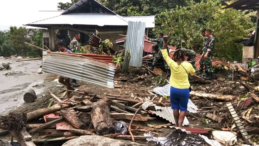 Satgas Yonif PR 328/DGH Terjunkan Tim Reaksi Cepat Bantu Evakuasi Korban Banjir Sentani
