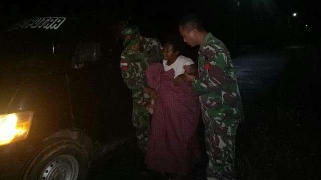 Hujan Gelap Gulita, Satgas Yonif 328 Bantu Evakuasi Ibu Hamil di Perbatasan RI-PNG