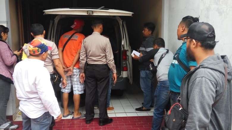 Serma Muchtar Bantu evakuasi Warga Yang Meninggal Dalam Kendaraan