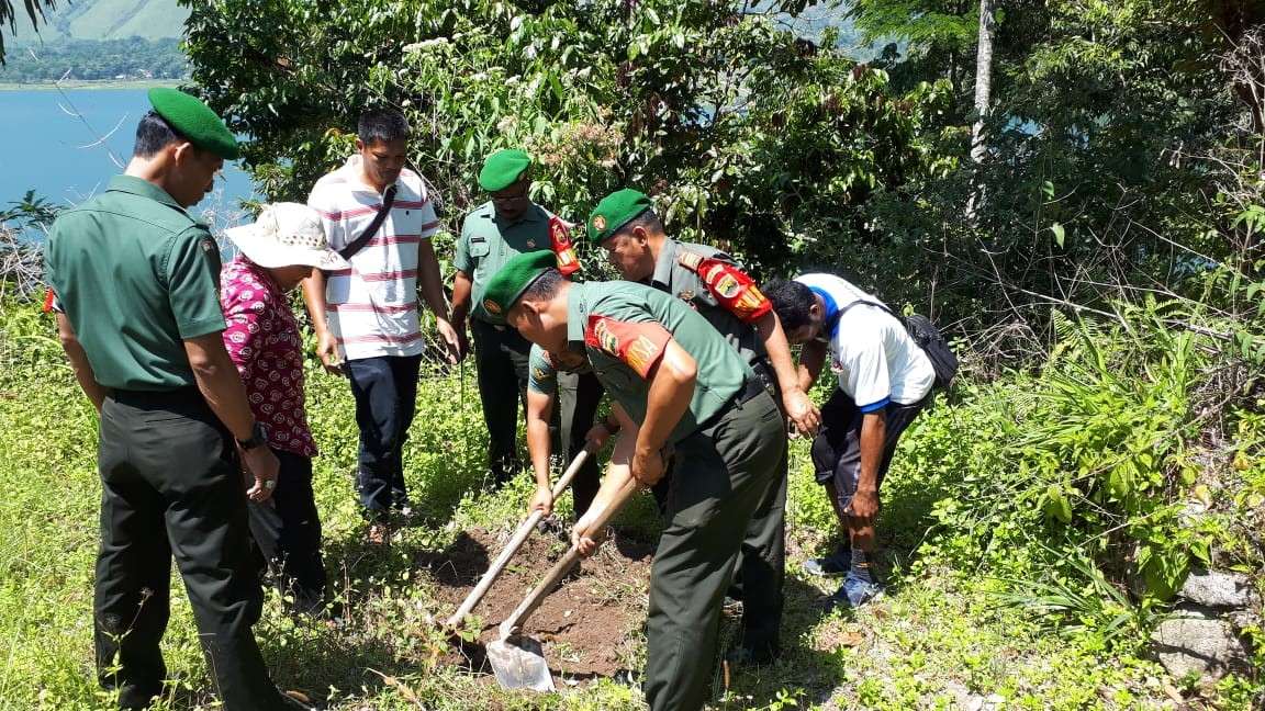 Babinsa dampingi Danramil 03/Pangururan tanam pohon berbuah di Desa Rianiate