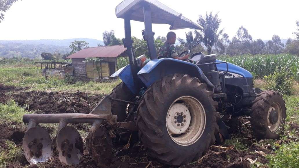 Babinsa Koramil 06/Kerajaan, Kodim 0206/Dairi dampingi operator traktor mengolah lahan pertanian