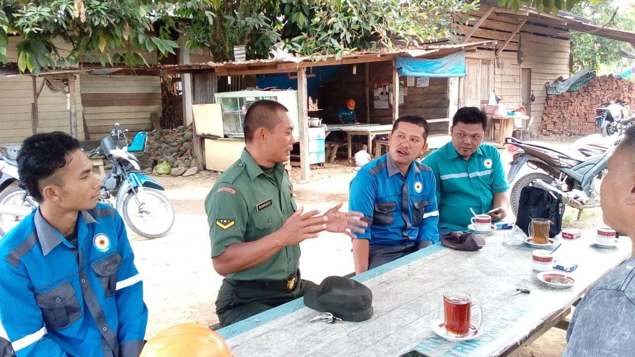 Kumpul-kumpul dengan kaum muda, Babinsa Koramil 08/Barumun sosialisasi penggunaan Medsos
