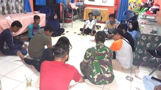 Jalin Komunikasi Dua Arah, Babinsa Koramil 03/GP Ikuti Rapat Karang Taruna RW 02 Kel KBU